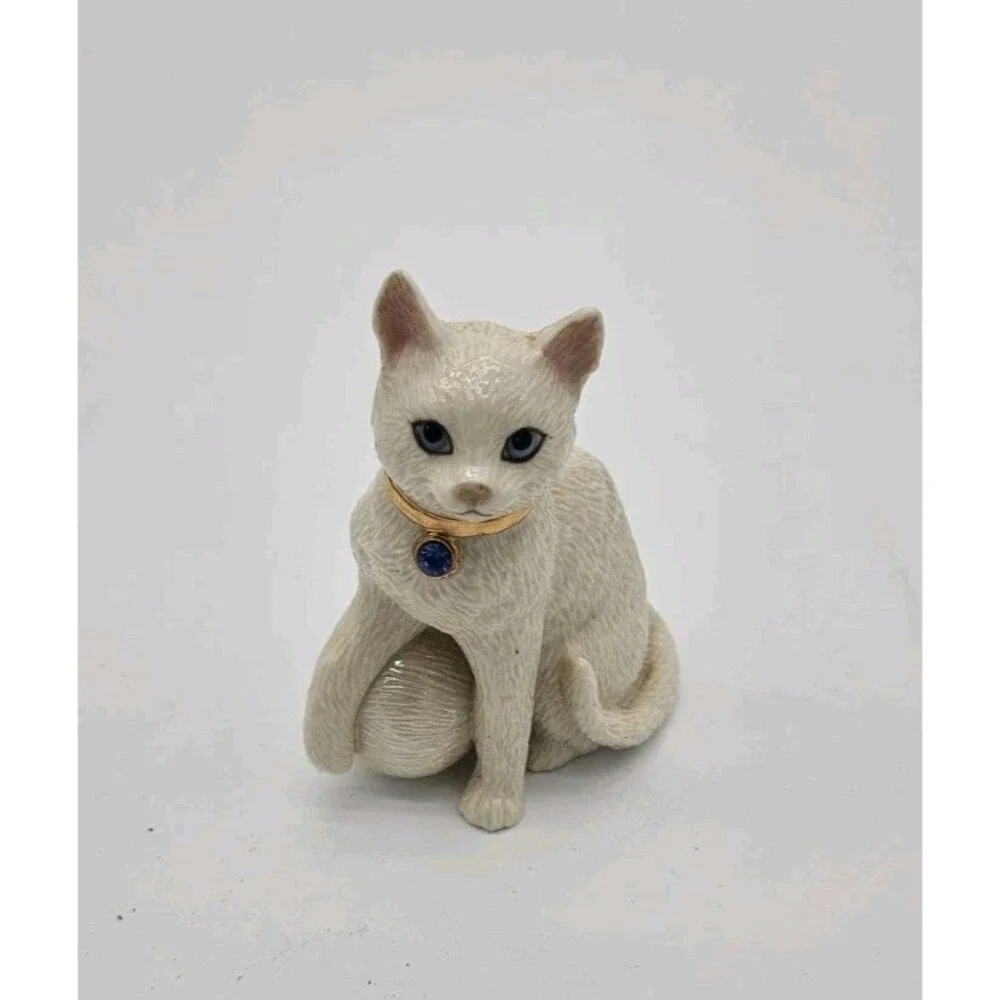 Vintage Lenox Porcelain Cat Ball of Yarn with Birthstone Collar